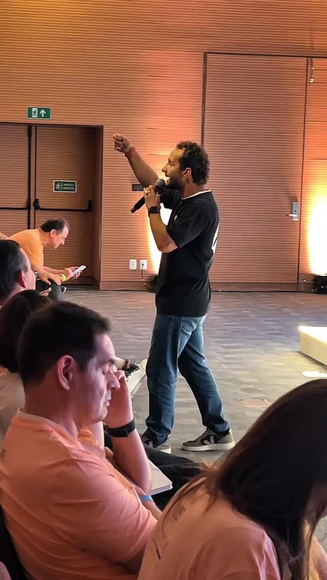 Realizar o Buen Camino para um grande grupo é um desafio que envolve logística, estratégia e uma equipe altamente comprometida.

Mas os resultados compensam cada esforço: uma experiência profunda, que promove autoconhecimento, escuta ativa, conexão e propósito. 

Em meio a um cenário inspirador, os participantes trilham um caminho simbólico e transformador — individual e coletivo. Um momento para refletir, integrar aprendizados e fortalecer valores que impactam diretamente a cultura organizacional.